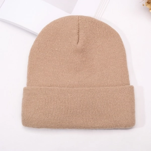 Women's knitted beanie in beige with a fine-stitch fold-up design for winter warmth