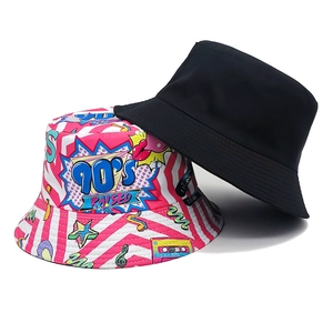 Chapeau bob réversible rétro des années 90 en noir et rose avec motifs pop art imprimés