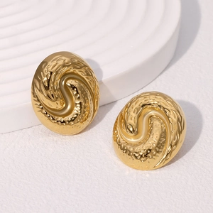 Boucles d'oreilles ovales dorées en acier inoxydable plaqué or 18k sur socle blanc