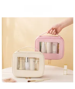 Dettaglio dei beauty case rosa e avorio con finestre in PVC e cerniere in metallo dorato