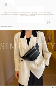 Détail d'un sac banane en cuir noir avec doubles fermetures éclair et chaîne argentée