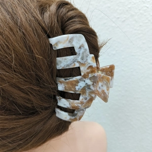 Pince à cheveux en acétate motif marbre pour cheveux épais avec style chignon élégant