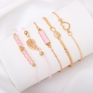 Ensemble de quatre bracelets dorés et roses avec breloques cœur, feuille et infini élégants