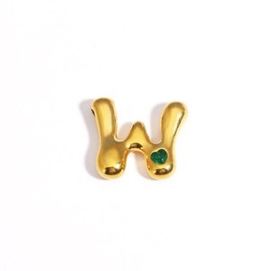 Pendentif lettre W doré poli avec un détail de pierre précieuse verte en forme de cœur