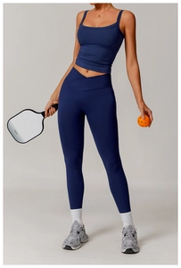 Détail d'un ensemble crop top à col carré bleu marine et legging de yoga taille haute