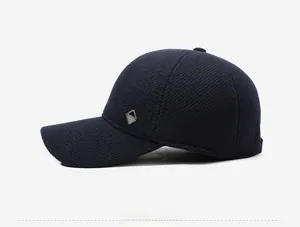 Detailansicht einer marineblauen Woll-Baseballkappe mit Metallverzierung an der Seite