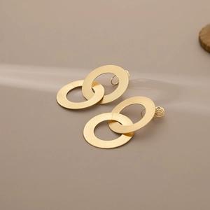 Boucles d'oreilles anneaux dorés minimalistes avec texture brossée pour oreilles non percées