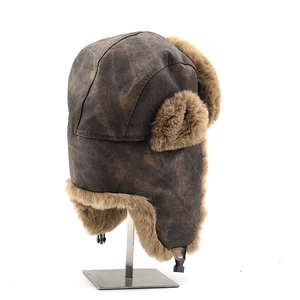 Détail d'un chapeau d'aviateur vintage avec texture simili cuir et doublure en peluche