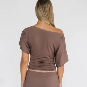 Haut sexy moulant à une épaule froncée en marron café avec vue arrière pour femmes