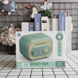 Detalle de hucha DIY verde con música, sensor de huellas y teclado de seguridad