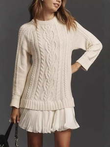 Pull en maille torsadée crème pour femmes avec col rond et épaules tombantes