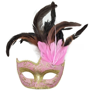 Dettaglio della maschera veneziana rosa con piume e rifiniture in pizzo dorato fine