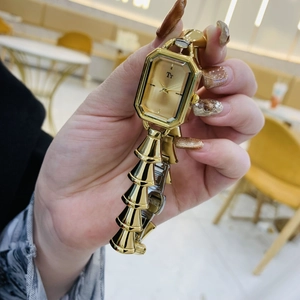 Orologio al quarzo dorato da donna con quadrante minimalista e cinturino a piramide