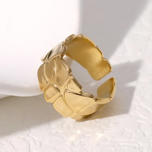 Anello aperto in acciaio inossidabile placcato oro 18k con design foglia testurizzato