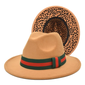 Détail du chapeau fedora montrant le ruban rayé et le revers motif léopard