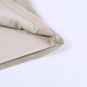 Vue macro détaillée du tissu métallique doré champagne et de la doublure beige de la robe