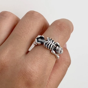 Gotischer Totenkopfring aus泰银 im Punk-Stil am Finger getragen mit Vintage-Finish