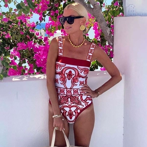 Détail de l'imprimé ethnique de style sicilien sur un maillot de bain une pièce rouge