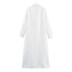 Cappotto lungo bianco da donna con trama sfrangiata e vista posteriore su sfondo bianco