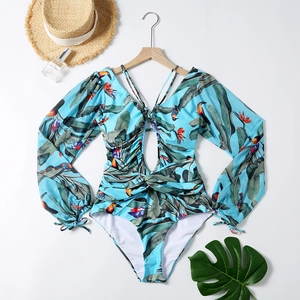 Dettaglio del costume con stampa toucan tropicale, scollo a V e design cut-out