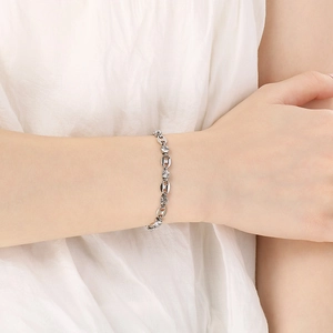 Polished silver pig nose chain bracelet with sparkling crystals for a luxury women's look