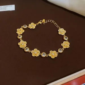 Bracelet fleur dorée avec pierres en zircone claires et fermoir mousqueton ajustable