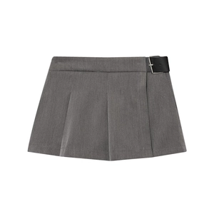Détail de la jupe plissée gris foncé avec ceinture en cuir noir et boucle argentée