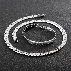 Detailaufnahme von silbernem Edelstahl Panzerkette Halskette und Armband Set