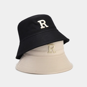 Chapeaux bobs noir et beige avec broderie de la lettre R en relief en coton sergé