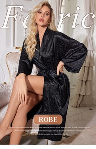 Vue détaillée du peignoir luxueux en soie noire avec imprimé léopard subtil