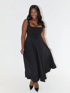 Détail de l'encolure carrée et de la couture en V élégante à la taille sur la robe noire midi