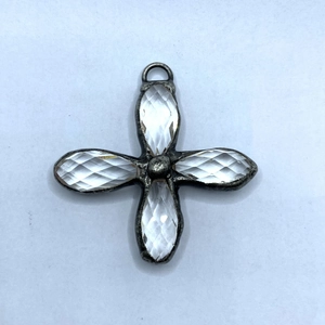 Vue détaillée du pendentif croix en argent vintage avec quatre cristaux clairs