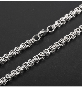 Makroaufnahme einer 4mm Silber-Byzantiner-Kette mit Karabinerverschluss und Webmuster