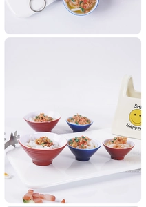 Mini ciotole di spaghetti realistici in rosso e blu esposte su un vassoio bianco