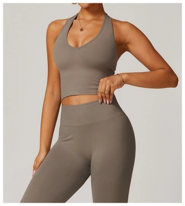Details des taupe-farbenen nahtlosen Yoga-Sets mit Halterneck-Bra und High-Waist-Leggings