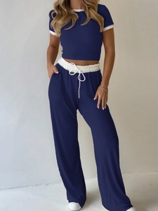 Détail de la maille côtelée de l'ensemble bleu foncé avec haut à manches courtes et pantalon