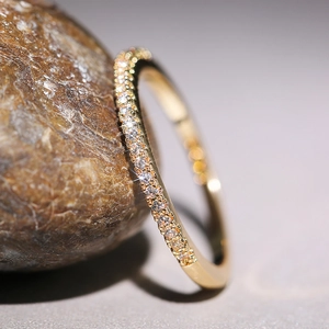 Bague élégante plaquée or avec une rangée de cristaux étincelants pour couples et femmes