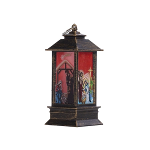 Détail d'une lanterne de Noël vintage en bronze avec illustrations de la nativité