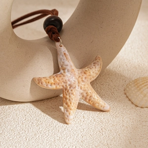Détail du pendentif étoile de mer avec texture réaliste sur cordon marron