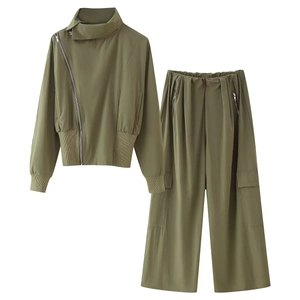 Ensemble deux pièces vert armée pour femme avec veste col montant et pantalon large