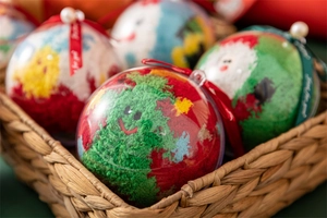 Gros plan d'ornements de chaussettes de Noël en velours dans des globes clairs