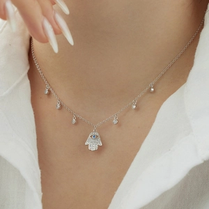 Détail de la main de Fatma en argent S925 avec œil bleu et pierres en zircon cubique