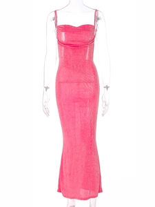 Détail de la robe dos nu rose fuchsia avec texture en tissu de soie métallique brillant
