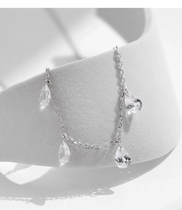 Vue macro du collier en argent S925 avec pendentifs en zircone cubique taille poire