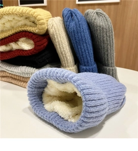 Dettaglio della spessa fodera in pile bianco nei cappelli invernali lavorati a maglia