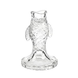 Bougeoir en verre en forme de poisson avec texture d'écailles et socle rond décoratif