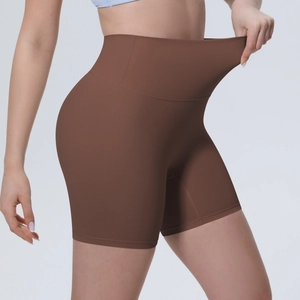 Gros plan d'un short de yoga marron foncé à taille haute avec tissu sculptant élastique