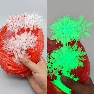 Ornamenti a fiocco di neve fluorescenti per Natale, con effetto luminoso al buio