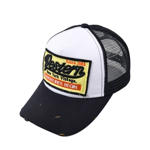 Detail der Vintage-Basecap mit Mesh, abgenutztem Schirm und gelbem Western-Patch-Stickerei
