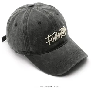 Detailweergave van bovenaf: vintage grijze honkbalcap met wit 3D geborduurd letterontwerp